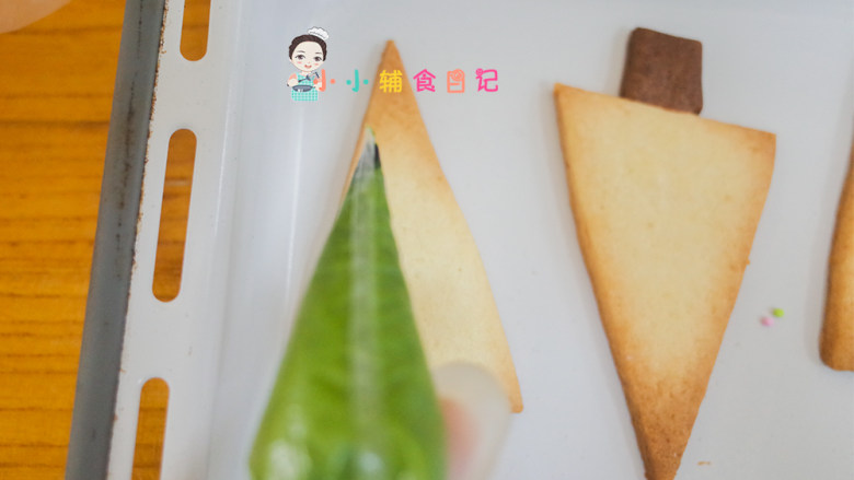 36个月以上圣诞树饼干曲奇,把裱花袋剪小口挤在树上面做造型,然后马上撒糖珠就完成了