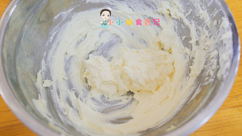 36个月以上圣诞树饼干曲奇,将牛奶糖液分三次加入黄油里面,每一次都要搅拌至完全吸收再加下一次
