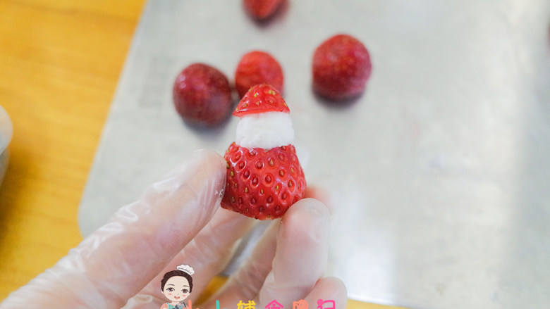 8个月以上圣诞草莓雪人,盖上雪人的帽子,帽子上面再挤一个小圆球,然后用<a style='color:red;display:inline-block;' href='/shicai/ 666'>芝麻</a>做眼睛,雪人造型就做好了 是不是很可爱呢