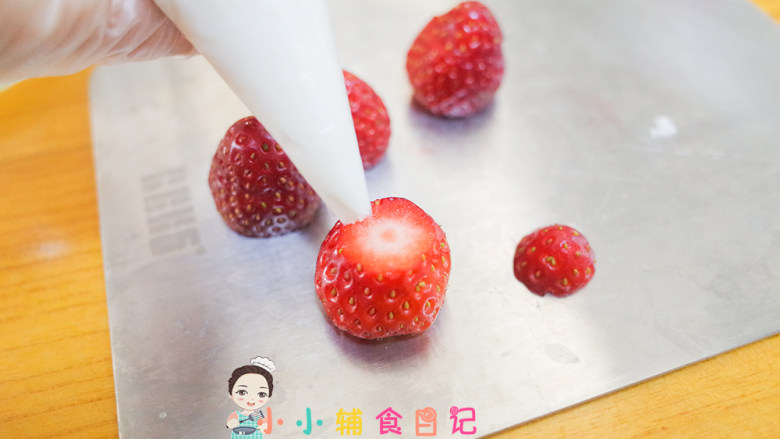 8个月以上圣诞草莓雪人,准备一个裱花袋 前面剪一个小口,把草莓帽子取下来把山药挤上去就是雪人的脸蛋