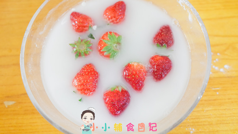 8个月以上圣诞草莓雪人,把<a style='color:red;display:inline-block;' href='/shicai/ 592'>草莓</a>放入面粉水里面,用手打圈圈清洗,等洗完你会发现有很多脏东西出来的,然后用可食用的流动水冲洗1-2分钟就好了,然后用厨房纸巾吸干水分