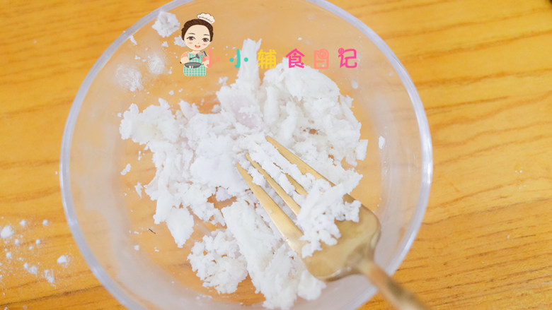 8个月以上圣诞草莓雪人,山药去皮取15g+水8g用勺子碾压,变成细腻的糊糊,也可以用筛子过筛一下这样就更细腻了