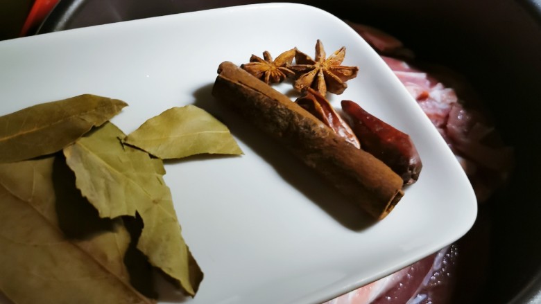 五香酱牛肉,放入牛肉 放入八角 桂皮 香叶