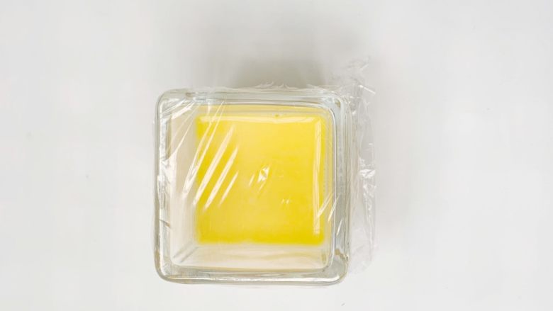 7个月加宝宝辅食:三文鱼蛋黄羹,盖上一层保鲜膜。开水上锅蒸7分钟就可以了。