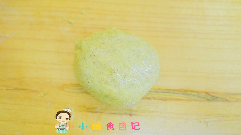 不放一滴水的南瓜小面包,将面团揉圆后擀开成长条状,然后卷起来