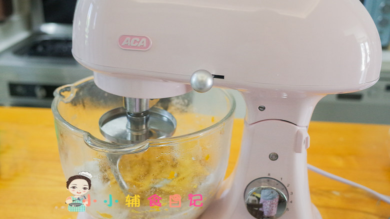 不放一滴水的南瓜小面包,启动机器低速搅拌成团,再开中高速搅拌