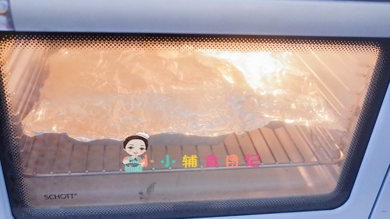 不放一滴水的南瓜小面包,大概上色后就要中途盖上锡纸,我这里大概烤15分钟就盖上了