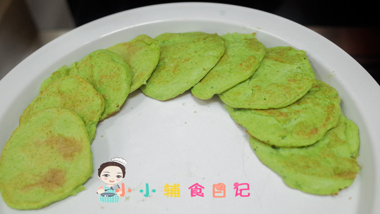 8个月以上谷物米青菜饼,把饼一个个摆好,再做一碗汤就完美啦