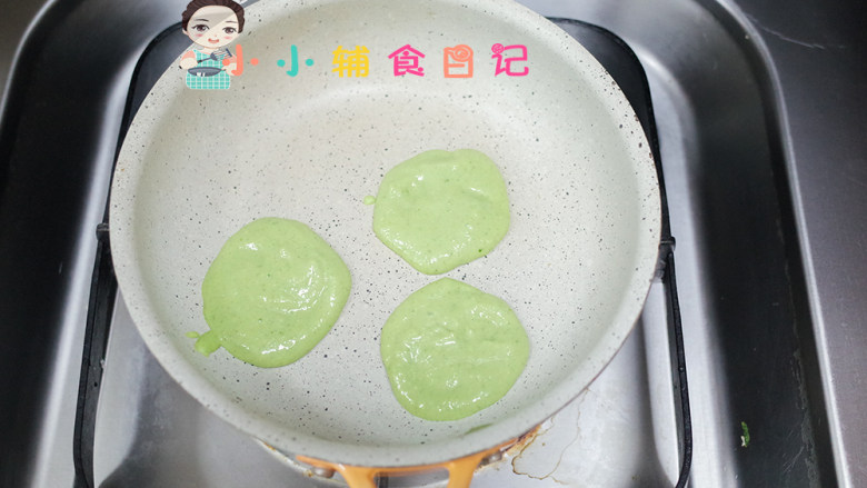 8个月以上谷物米青菜饼,锅温热后放入糊糊,小火煎