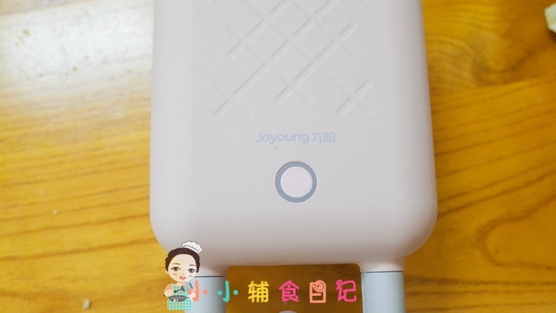 8个月以上辅食香蕉肉泥松饼,盖上九阳三明治机的盖子,看有热气从两边冒出,再计时20秒左右就可以了