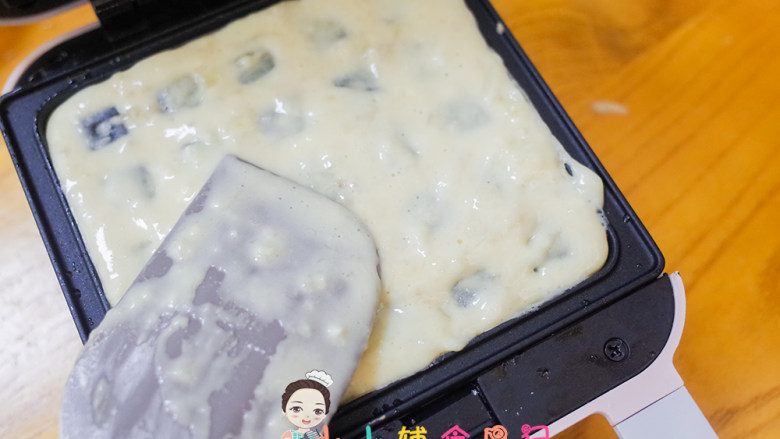 8个月以上辅食香蕉肉泥松饼,面糊均匀的倒入三明治里,不要太多因为会膨胀,用硅胶铲抹平,