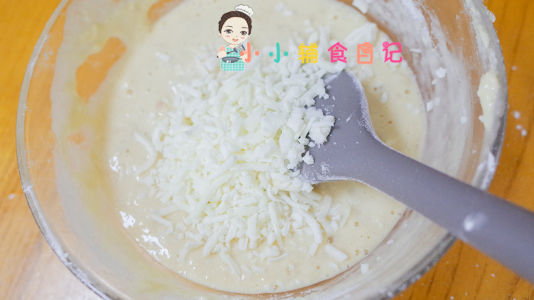 8个月以上辅食香蕉肉泥松饼,用硅胶铲或者蛋抽搅拌均匀,千万不要一直打圈圈,这样会让面糊起筋就不送软了,搅拌均匀没有面疙瘩就可以了