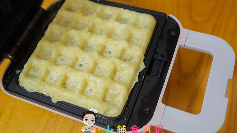 8个月以上辅食香蕉肉泥松饼,打开这样就是好了,如果还没有凝固可以重新盖上盖子继续加热一下