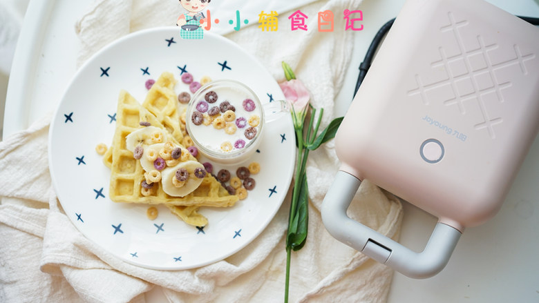 8个月以上辅食香蕉肉泥松饼,泡打粉可以不放但是口感会略实