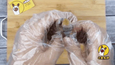 10个月宝贝生鲜,养胃低脂肪易消化的娃娃菜鲜虾粥【小鹿优鲜】,鲜虾去壳去虾线,加姜片煮熟。