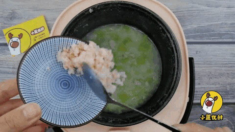 10个月宝贝生鲜,养胃低脂肪易消化的娃娃菜鲜虾粥【小鹿优鲜】,倒入虾仁碎,均匀搅拌后煮1min。