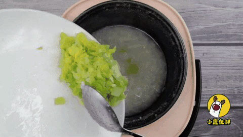 10个月宝贝生鲜,养胃低脂肪易消化的娃娃菜鲜虾粥【小鹿优鲜】,粥熬至粘稠时,倒入娃娃菜煮2min。
