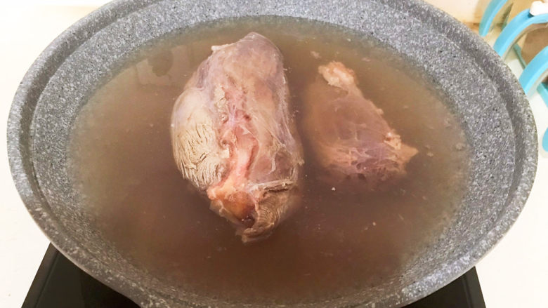 五香酱牛肉,牛肉冷水下锅,水开后焯水10分钟
