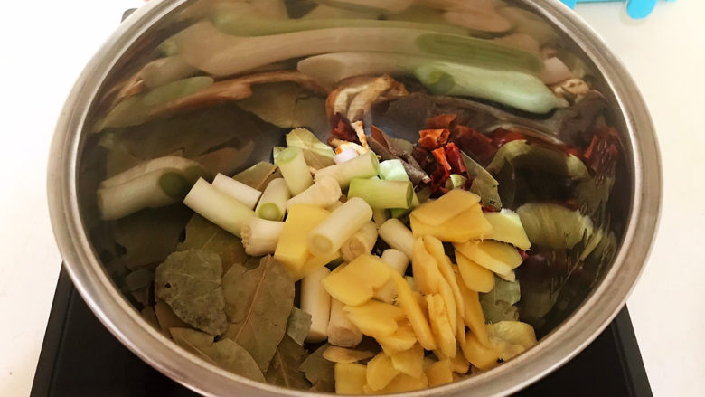 五香酱牛肉,加入葱姜,炒出香味