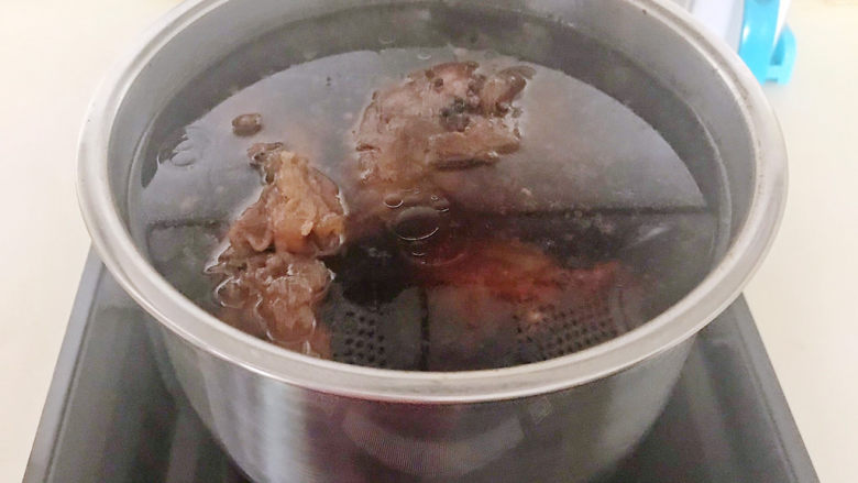 五香酱牛肉,牛肉能用筷子穿透就熟了,牛肉酱好后不要马上捞出来,要继续浸泡30分钟左右