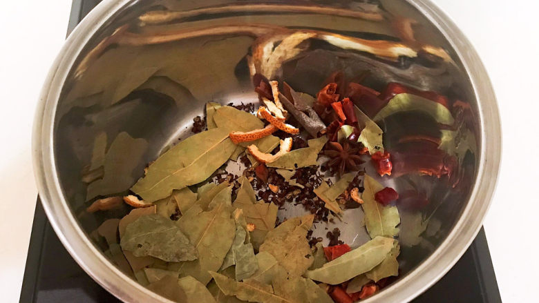 五香酱牛肉,炒锅加入1小勺大豆色拉油,油烧热后加入所有干调料,炒出香味