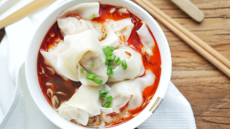 只需两步，秒杀路边摊的酸辣馄饨