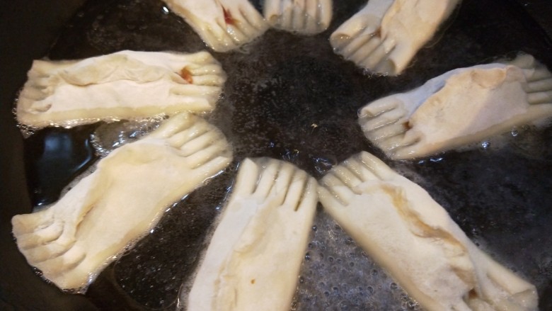 牛肉锅贴,平底锅烧热倒入花生油,摆上锅贴。