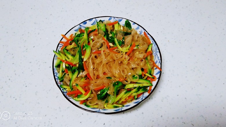 凉拌红薯粉条,盛入盘中