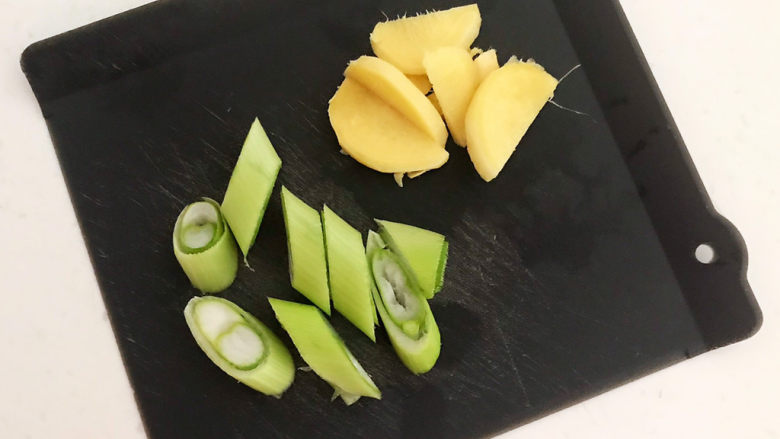 茶树菇排骨汤,把鲜姜切成小片,大葱切成小段