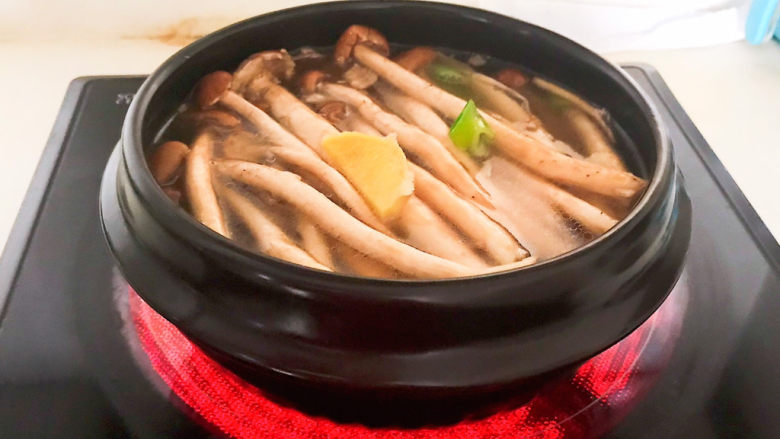 茶树菇排骨汤,把砂锅放去炉具上面,大火烧开后小火慢烧30分钟