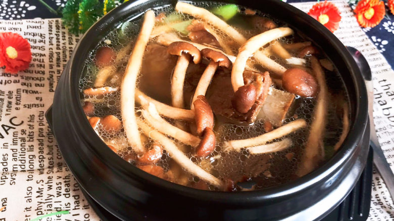 茶树菇排骨汤,冬季进补菌类首选,这道茶树菇排骨汤鲜香味美,营养丰富~