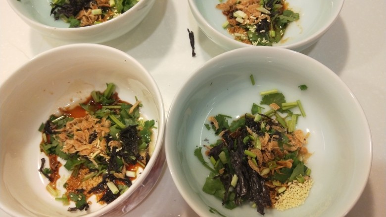 三鲜馄饨,几个人吃就准备几个碗,全部放香菜,紫菜,虾皮,生抽,香油,盐。