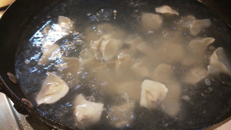 三鲜馄饨,锅开下馄饨。