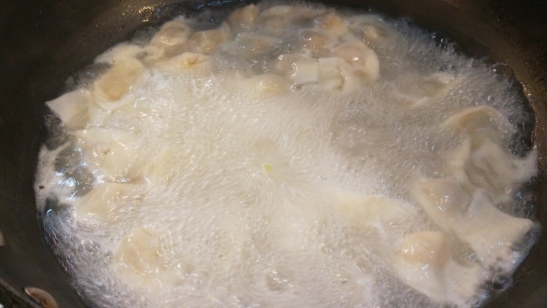 三鲜馄饨,煮熟捞入碗中,加入事先熬好的大骨汤。