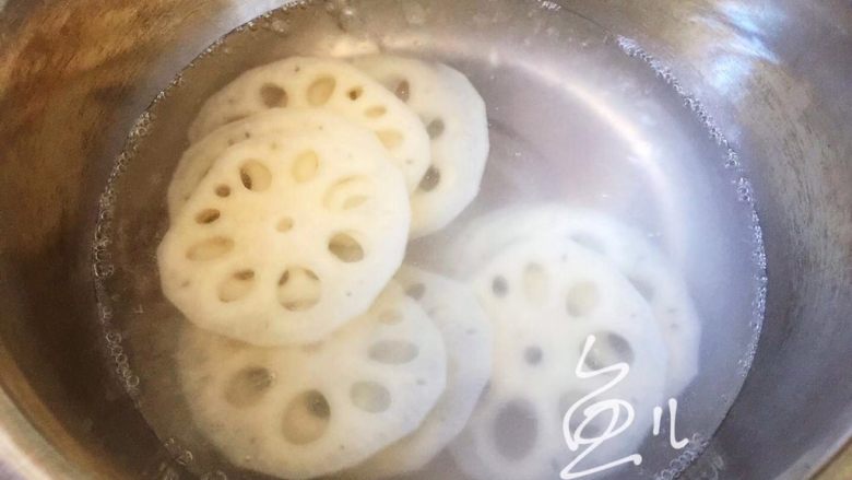 莲藕炒肉片,锅中烧开水，放入莲藕片焯水半分钟
