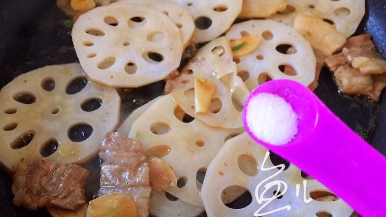 莲藕炒肉片,放入食盐调味