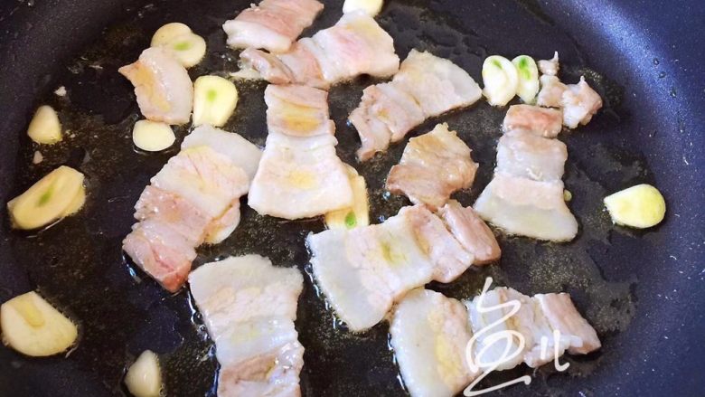 莲藕炒肉片,翻炒至肉片变色