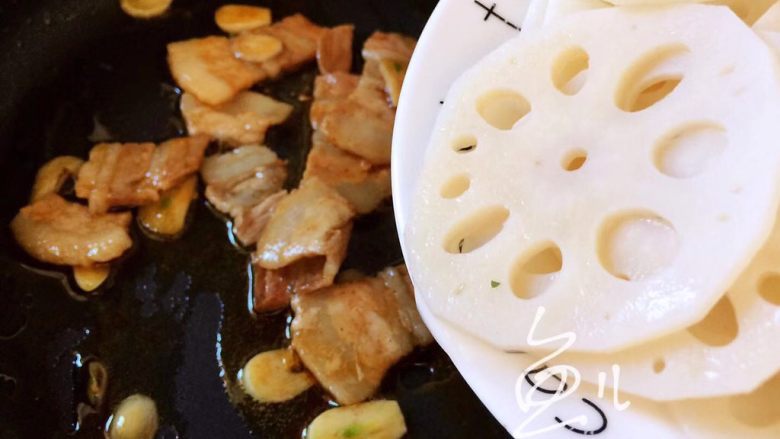 莲藕炒肉片,放入莲藕片翻炒均匀
