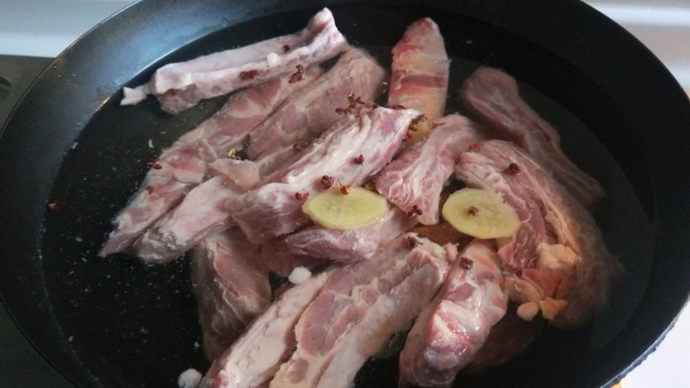 五香酱牛肉,冷水下锅加花椒粒,姜片,<a style='color:red;display:inline-block;' href='/shicai/ 718'>料酒</a>。