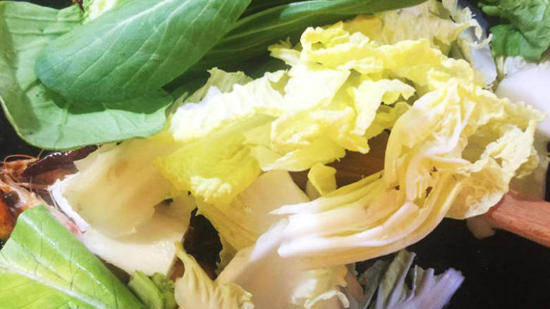 自制麻辣香锅,放入青菜,不断地翻炒,过程中如果快要糊锅,可适当滴入少许清水