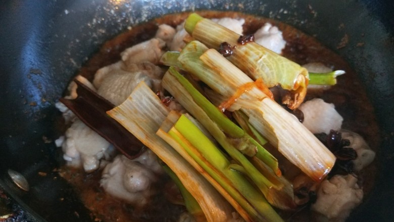 电饭煲焖鸡,倒入调料。