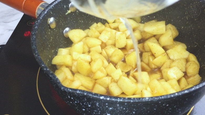 传统美式肉桂苹果派 ,小火煮苹果,至水份黏稠减少。然后加入<a style='color:red;display:inline-block;' href='/shicai/ 919'>柠檬汁</a>。