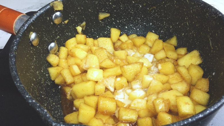传统美式肉桂苹果派 ,继续煮至水份减少,加入淀粉和适量水混合,倒入锅中。
