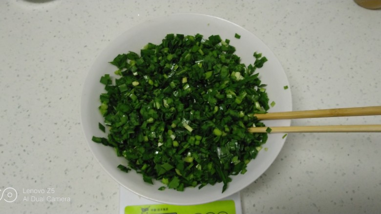 玉米面韭菜小饼,盛入碗里加入<a style='color:red;display:inline-block;' href='/shicai/ 847'>香油</a>,搅拌均匀