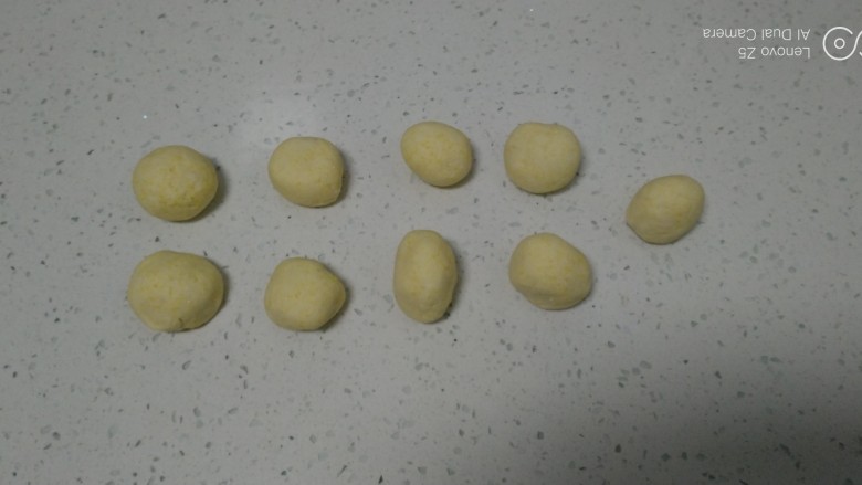 玉米面韭菜小饼,将面团揉光滑,搓成长条平均分成9份