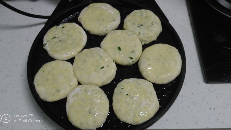 玉米面韭菜小饼,电饼铛预热后放入饼胚