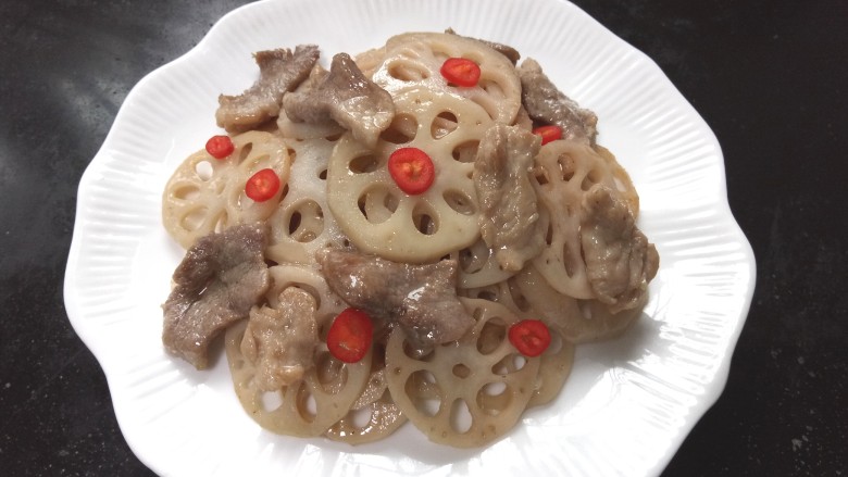 莲藕炒肉片,装盘,放上小红尖椒片点缀