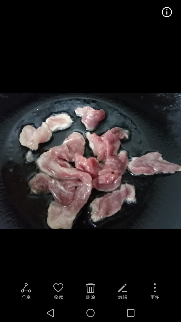 莲藕炒肉片,锅内放油烧热,放入肉片