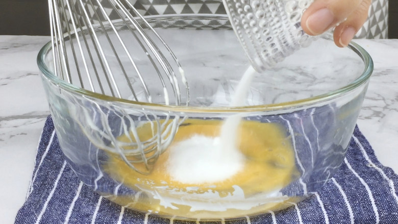 芝士奶油戚风蛋糕+海盐芝士酱,加入细砂糖,搅拌均匀