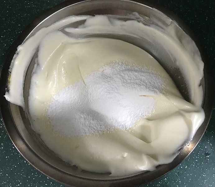 草莓欧蕾,分2次筛入蛋糕粉,改用切拌和翻拌的手法,拌至没有干粉的状态